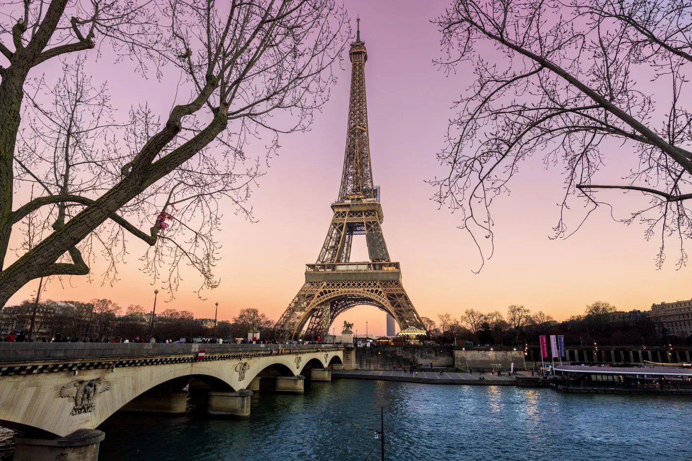 Torre Eiffel e rio Sena em Paris, França